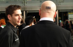 Barcode Tattoo auf dem Hinterkopf