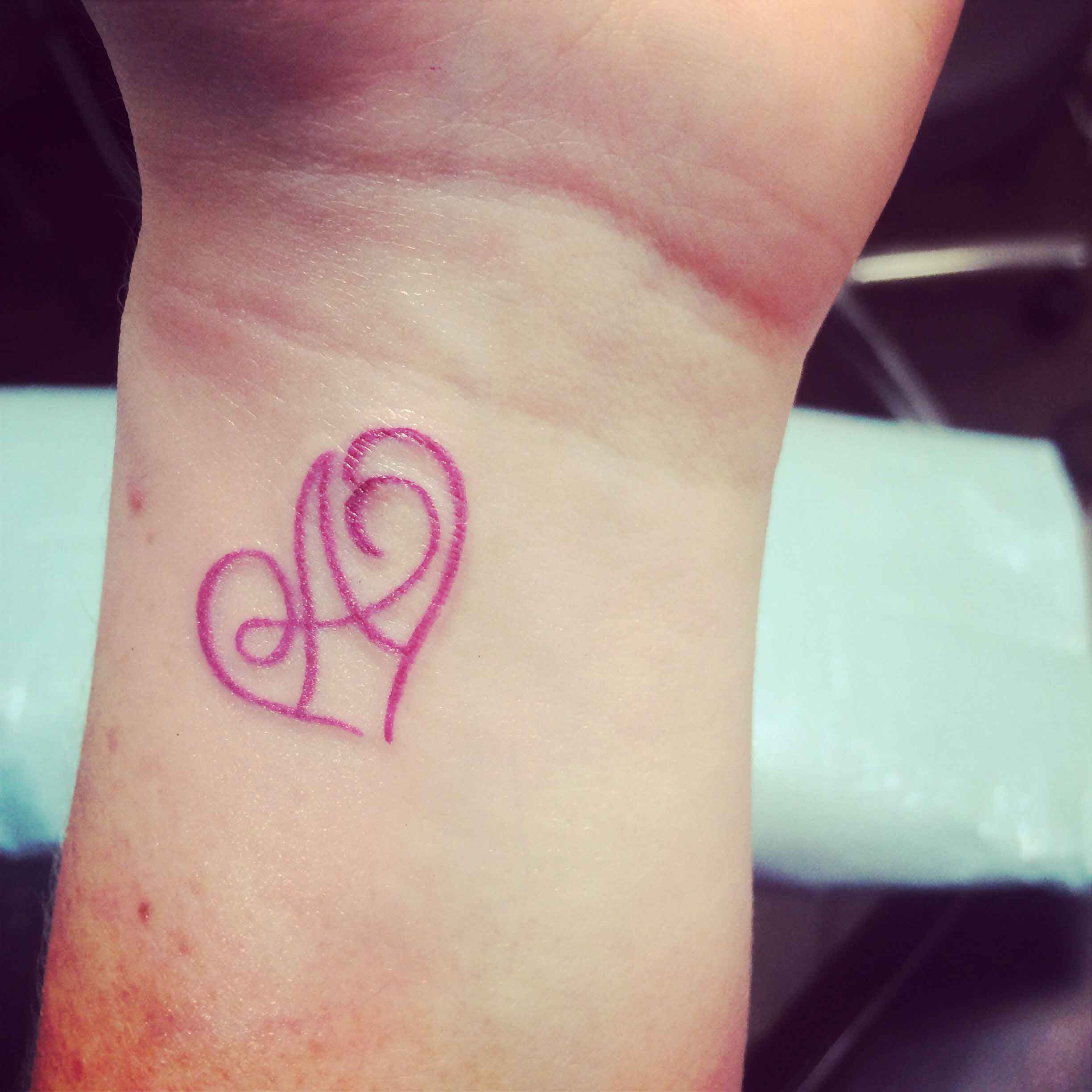 Small arrow stabbed heart tattoo  Tattoogridnet