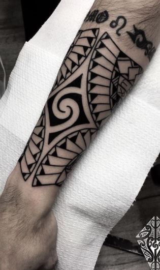 Maori tribal style tattoo pattern fit for a shoulder, arm. With example on  body. 10450404 Vector Art at Vecteezy