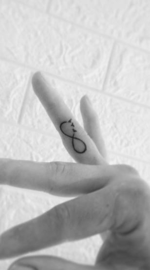 26 Infinity Symbol Tattoos On Fingers