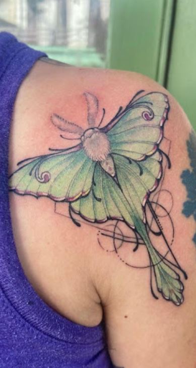 Stephanie Burg on Instagram Finally finished this lunar moth design I  would love to t  Dibujos de diseño de tatuajes Mariposas para tatuar  Tatuaje de polilla